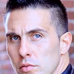 Lorenzo Antonucci 飾演 K.I.M