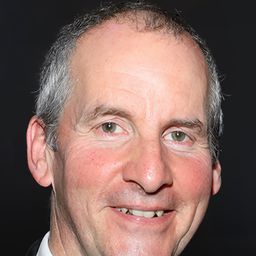 Chris Barrie 飾演 Hillary