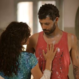 Julian Farhat 飾演 Abdalah