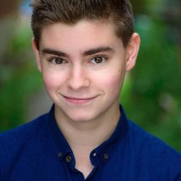 Jamie Mayers 飾演 Ralph