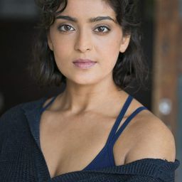 曼迪普·狄倫 飾演 Samira