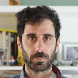 Esteban Menis 飾演 Analista