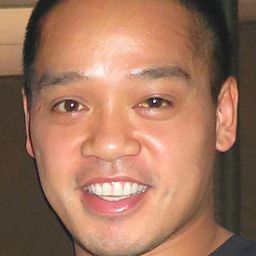 Jon Valera 飾演 Reptile