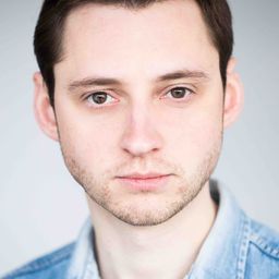 Atli Óskar Fjalarsson 飾演 Ari