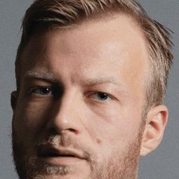 古斯塔沃·迪克耶爾·吉斯 飾演 Peter Schmeichel