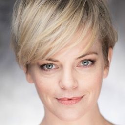 Laura Hill 飾演 Miss Lee (voice)