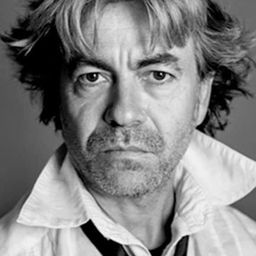 José Chaves 飾演 Médico IRM