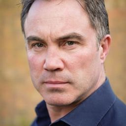 Erol Mehmet 飾演 Man #2