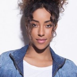 亞拉·哈利 飾演 Elena