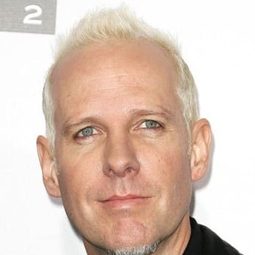 Tom Dumont - No Doubt | Rock Steady Live演員 飾演Self - Guitars