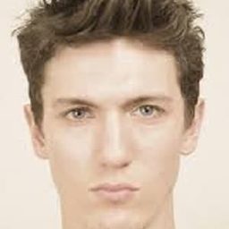 Tyler Riggs 飾演 Jake