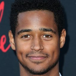 Alfred Enoch 飾演 Titus Lartius