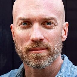 Jonathan Espolin-Johnson 飾演 Pappa