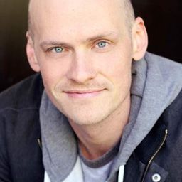 Sam Snedden 飾演 Steve