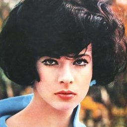 Marilù Tolo 飾演 Manila