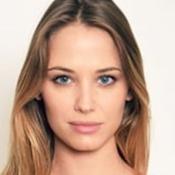 Agathe Teyssier 飾演 Martine