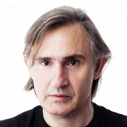 Akis Sakellariou 飾演 Sound Operator