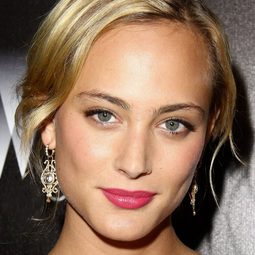 諾拉·阿娜澤德爾 飾演 Mélodie