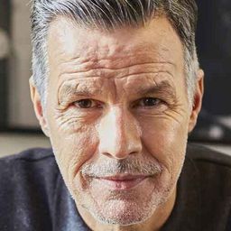 Des Hamilton 飾演 Him