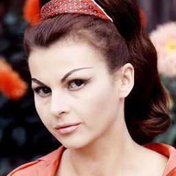 Nadja Regin 飾演 Mrs Reynolds