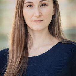 Lissy Pernthaler 飾演 Teacher