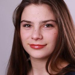 Tehilla Blad 飾演 Leena - as Child