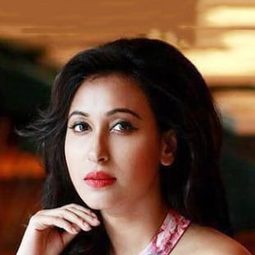 Sayani Datta 飾演 