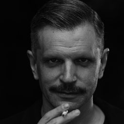 Oleksii Hladushevskyi 飾演 