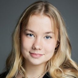 Eedit Patrakka 飾演 Mary (age 8)