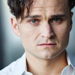 Kerry Malloy 飾演 FBI Agent