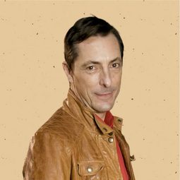 Óscar Pastor 飾演 Santos