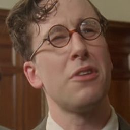 Richard Garnett 飾演 Dennis