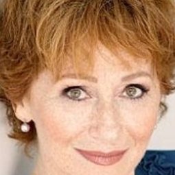 Eve Crawford 飾演 Aunt Jane