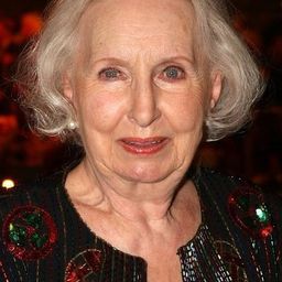 Edith Hancke 飾演 Woman on the train