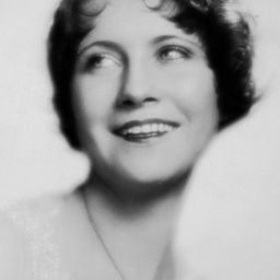 Helen Wright 飾演 Mabel McGuire