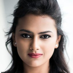 Shraddha Srinath 飾演 Meera Krishnan
