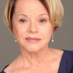 Caren L. Larkey 飾演 Emily Greene