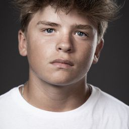 Sutton Johnston 飾演 Dan