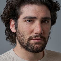 Adrián Salzedo 飾演 Manuel