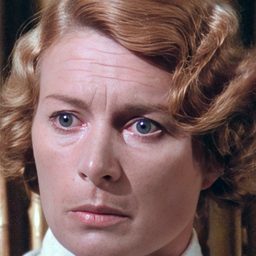 Dana Ghia 飾演 Lucy