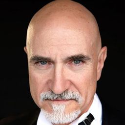 歐斯曼·梭伊庫特 飾演 Dr. Heinrich Gudrun