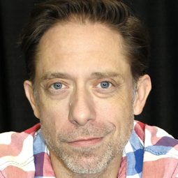 James C. Leary 飾演 