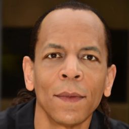 Erik Dellums 飾演 Victor