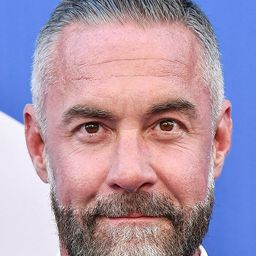 Jay Harrington 飾演 Cop