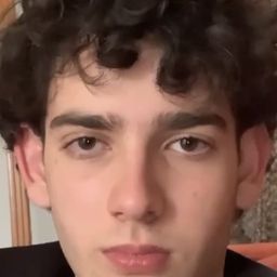 Zury Shasho 飾演 Alan