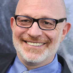 阿奇瓦·高斯曼 飾演 Executive