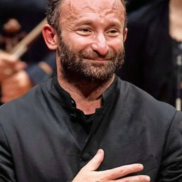 Kirill Petrenko 飾演 Conductor