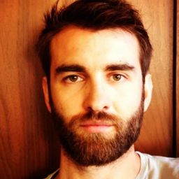 Ömer Acar 飾演 Efendi Kaptan