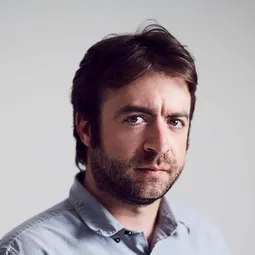 Derek Waters 飾演 Brent