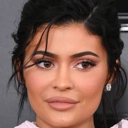 Kylie Jenner - 體壇秘史：Caitlyn Jenner 奧運金牌之路演員 飾演Self - Jenner's Daughter (archive footage)